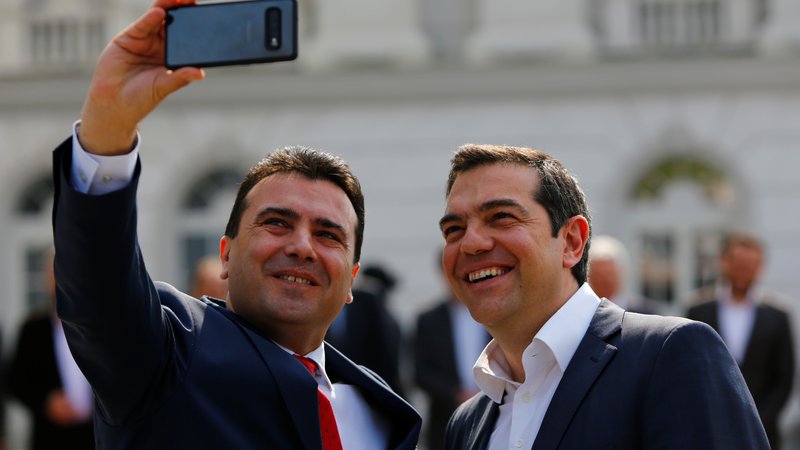 Fotografija: Makedonski premier Zoran Zaev je po rešitvi spora o imenu države z grškim kolegom Aleksisom Ciprasom posnel selfi. Kako uspešen bo v odnosih z Bolgarijo? Foto: Reuters