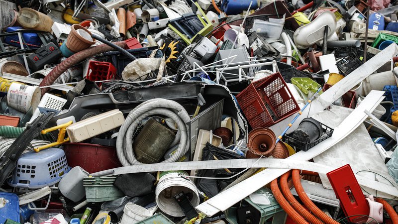 Fotografija: Iz kilograma plastičnih odpadkov naj bi naredili okoli liter goriva. FOTO: Uroš Hočevar