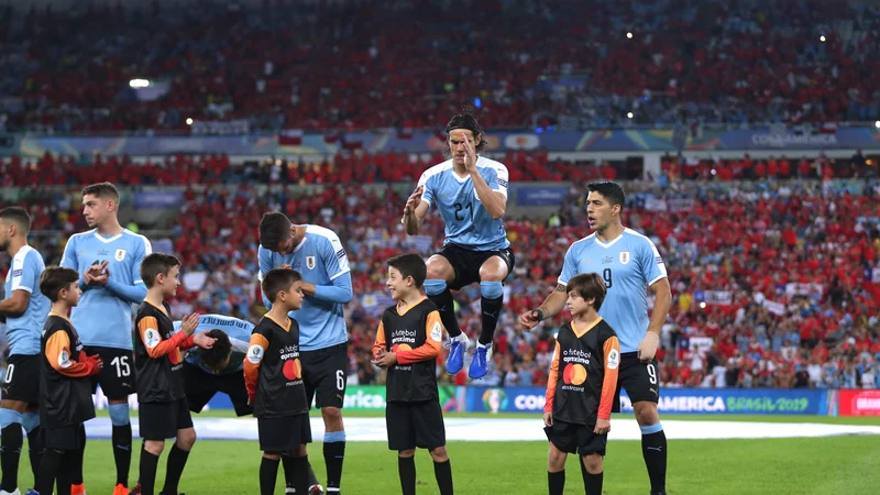 Fotografija: Edinson Cavani (v skoku) in Luis Suarez sta bila osrednja moža derbija proti Čilu na pokalu Amerike. FOTO: Reuters