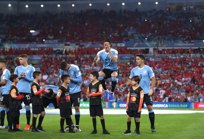Edinson Cavani (v skoku) in Luis Suarez sta bila osrednja moža derbija proti Čilu na pokalu Amerike. FOTO: Reuters