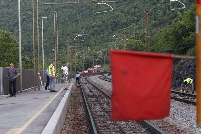 Luka Koper je trenutno po železnici odrezana od sveta, saj noben vlak ne more v pristanišče, kakor tudi ne iz njega. FOTO: Mavric Pivk