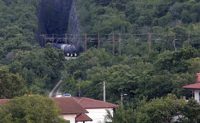 Kot kaže, je močno poškodovana tudi železniška proga, za popravilo katere bo po prvi oceni potrebno več kot mesec dni.  FOTO: Mavric Pivk