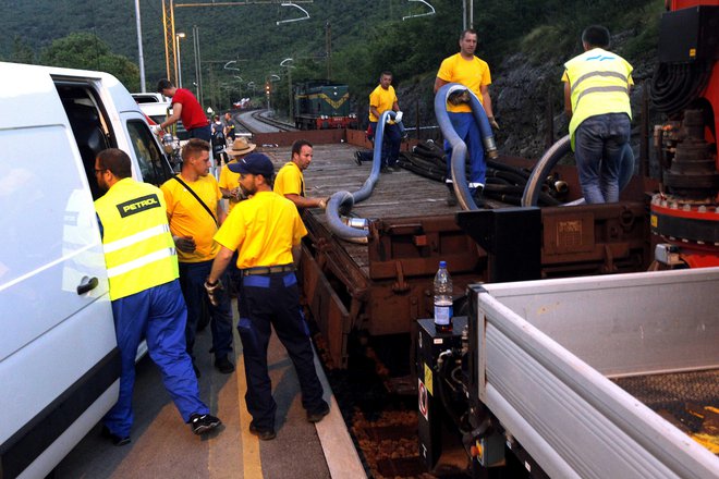 Na kraj nesreče je prišlo večje število policistov, gasilcev in delavcev Slovenskih železnic. FOTO: Mavric Pivk