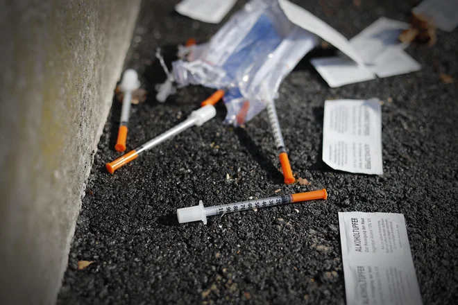 Globalen problem postajajo postajajo zaradi zastrupitev nove droge in uporaba več drog hkrati saj je več ljudi, ki so umrli zaradi zastrupitev z drogami, je praviloma vzelo več drog, med katerimi je velikokrat tudi alkohol. FOTO: Leon Vidic/delo