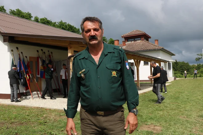 Drago Abraham je bil nekoč graničar in rezervist v stražnici Čepinci. FOTO: Jože Pojbič/Delo