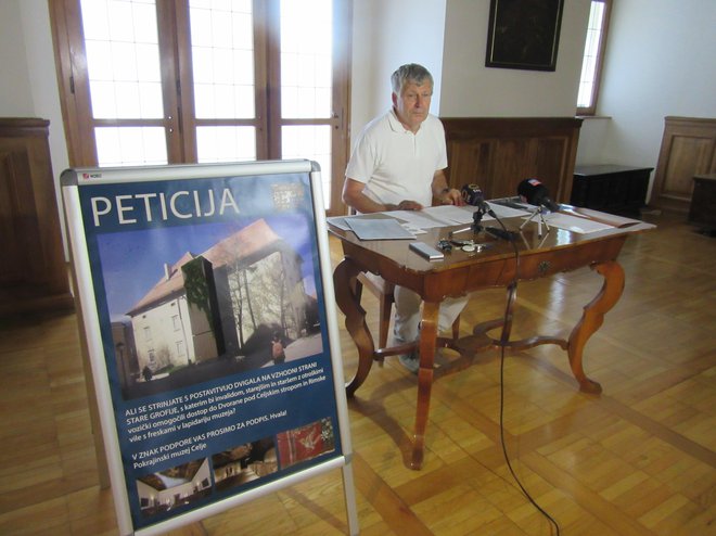 Direktor Pokrajinskega muzeja Celje Stane Rozman ob predstavitvi peticije, podpise še vedno zbirajo v Stari grofiji in Knežjem dvorcu. FOTO: Špela Kuralt/Delo