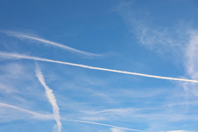 Sledi na nebu za mnoge predstavljajo vir teorij zarote. FOTO: Shutterstock
