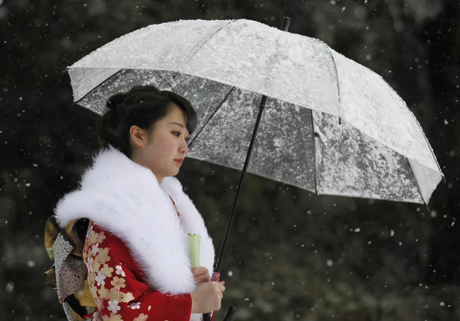 Kimono na Japonskem oblečejo ob posebnih priložnostih. FOTO: Yuya Shino/Reuters