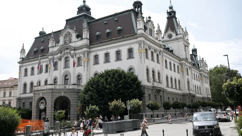 Fotografija: Deželni dvorec, v katerem je že sto let sedež univerze. Foto Blaž Samec