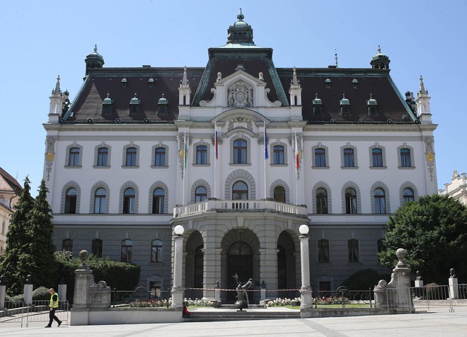 Palača je z vhodom in glavno fasado obrnjena proti Kongresnemu trgu. Foto Tomi Lombar