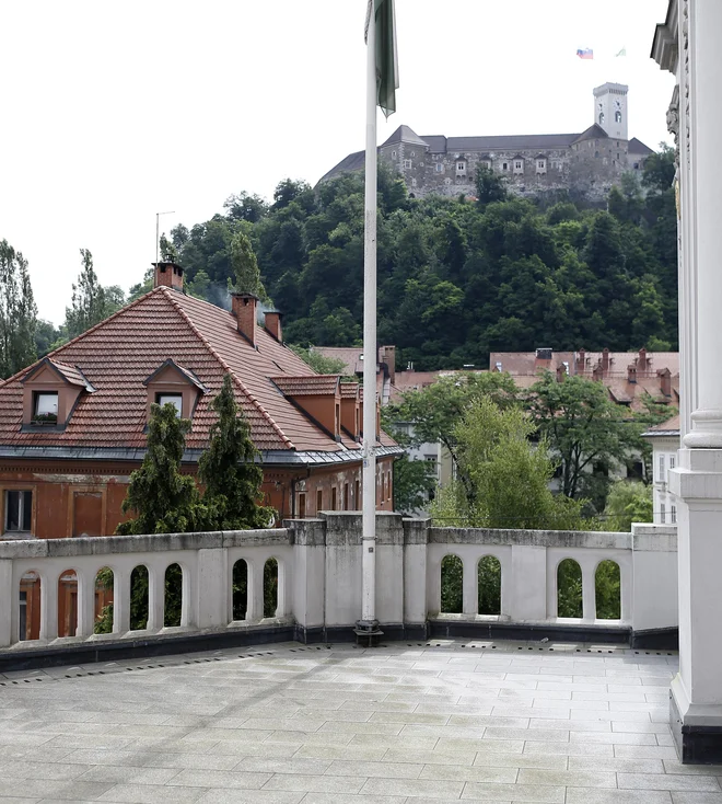Z legendarnega balkona slovenske zgodovine se odpira pogled na trg in tudi Grad. Foto Blaž Samec