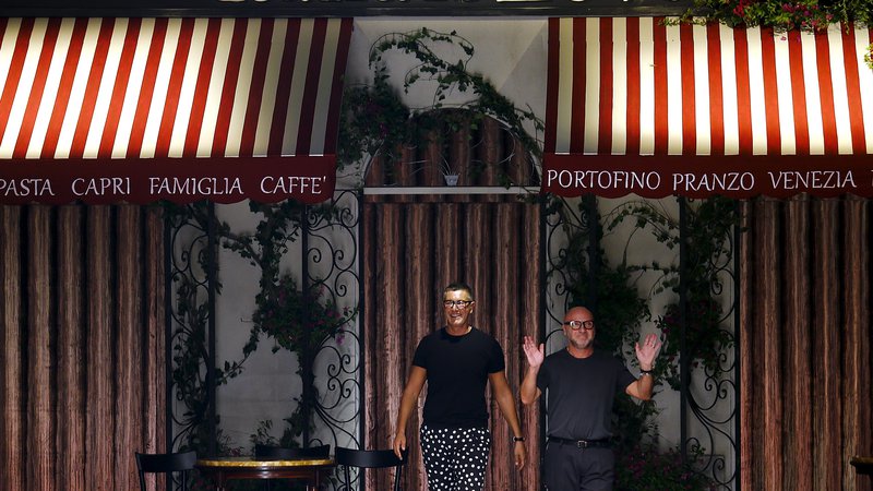 Fotografija: Stefano Gabbana (desno) in Domenico Dolce modo jemljeta s smehom. Foto Reuters