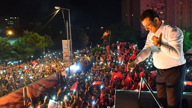 Fotografija: Ekrem İmamoğlu, zmagovalec županskih volitev v Istanbulu. FOTO: AFP