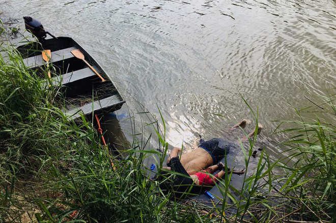 Ameriško javnost pretresa utopitev 25-letnega Salvadorca in njegove hčere v reki Rio Grande na mehiško-ameriški meji. Foto:  Afp