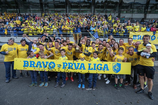 Slavje nogometašev Brava ob uvrstitvi v prvo ligo- FOTO: Voranc Vogel