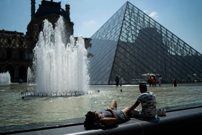 Hlajenje pred Louvrom. FOTO: Kenzo Tribouillard/AFP