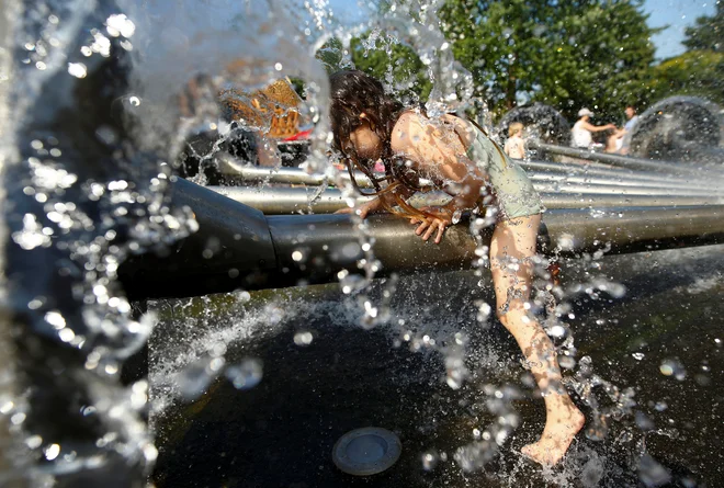 Osvežitev v Kölnu. FOTO: Thilo Schmuelgen/Reuters