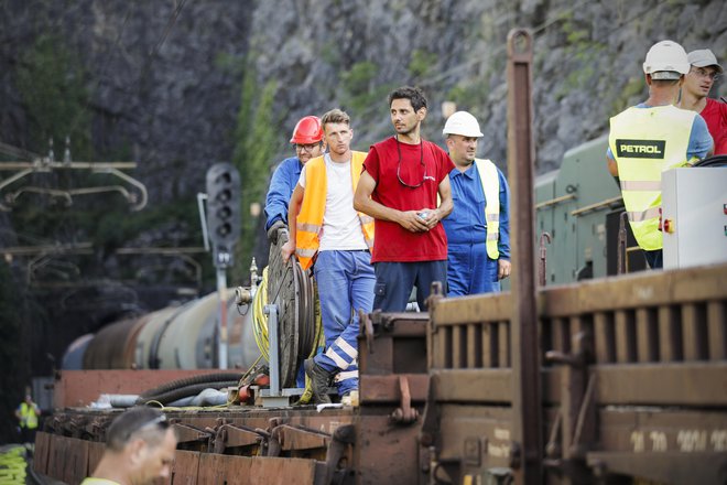 Pri Slovenskih železnicah še vedno odstranjujejo posledice nezgode v predoru pri Hrastovljah.  Foto Uros Hocevar/kolektiffimages