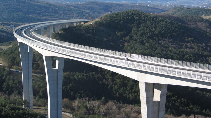 Fotografija: Med stvarno premoženje države sodijo tudi nepremičnine, med njimi tudi največji in najzahtevnejši slovenski viadukt Črni Kal. Foto Marjan Pipenbaher