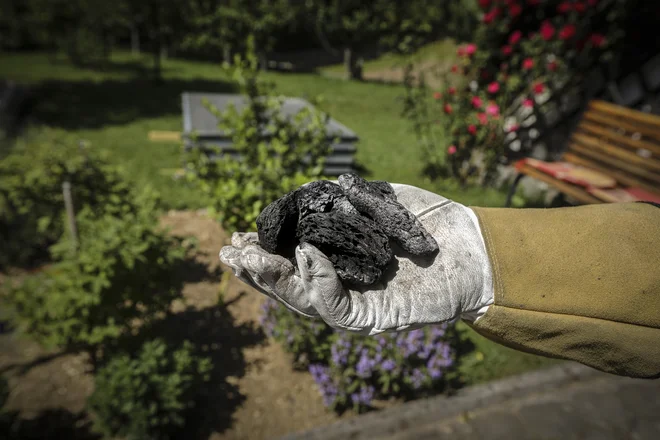 Ožgani deli, ki so ob požaru v Fragmatu padali v Begunjah pri Cerknici. FOTO: Voranc Vogel/Delo