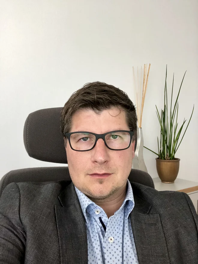 Andrej Hudoklin,<br />
direktor NS PIZ<br />
<br />
Objekte bi bilo treba razpršeno graditi na območju celotne Slovenije, pri čemer bi morali izhajati iz poenotene arhitekturne zasnove, ki posledično zagotavlja tudi primerljiv standard bivanja bodočim naj