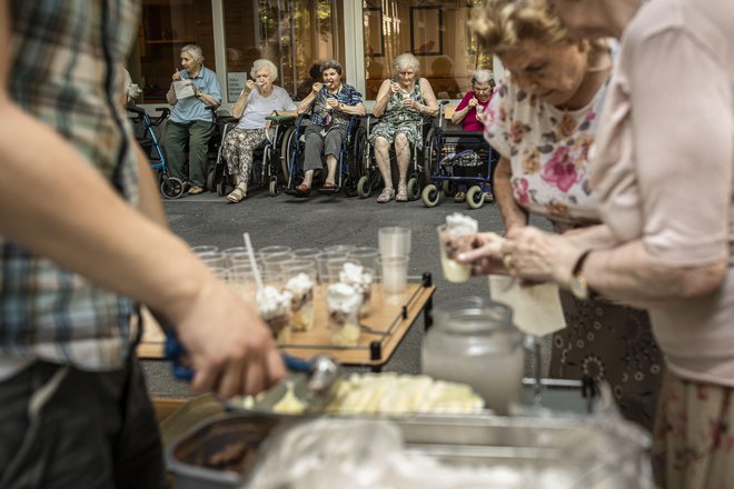 Stanovalci doma upokojencev Tabor so se hladili s sladoledom. FOTO: Voranc Vogel