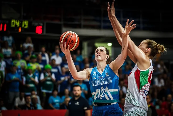 Po poškodbi Eve Lisec (z žogo) so Slovenke zašle v težave. FOTO: Fiba