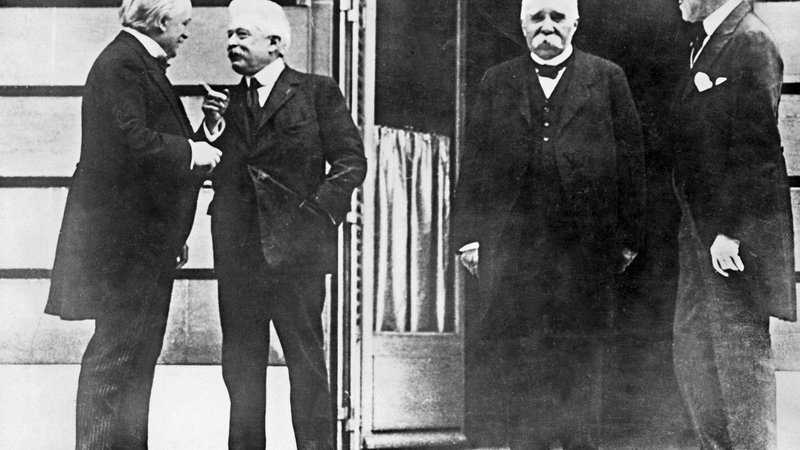 Fotografija: Voditelji zmagovalk prve svetovne vojne, premieri Velike Britanije, Italije in Francije, David Lloyd George, Vittorio Emanuele Orlando in George Clemenceau, ter predsednik ZDA Woodrow Wilson (na fotografiji z leve) na pariški mirovni konferenci.
FOTO: AFP