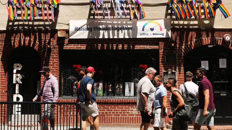 Fotografija: Stonewall Inn še vedno stoji na ulici Christopher Street 51–53. FOTO: AFP