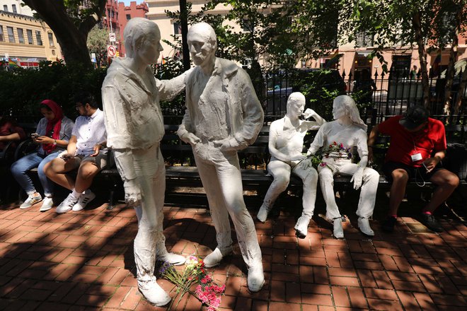 Spomenik gejevski osvoboditvi stoji v Christopher Parku blizu lokala Stonewall Inn. Kip je naredil George Segal, postavljen pa je bil leta 1980. FOTO: AFP