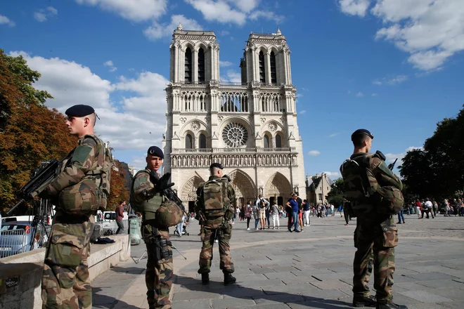 Vojaki pred katedralo Notre Dame. FOTO: Geoffroy Van Der Hasselt/Afp