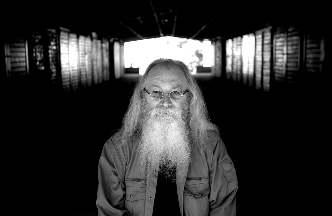 Fotografija: Joey Skaggs že pol stoletja vleče za nos medije, novinarji pa še vedno delamo intervjuje z njim. FOTO: Roman Šipić