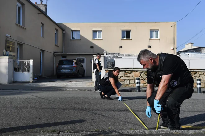 Druga žrtev je vernik, ki sta ga dve krogli zadeli v noge. FOTO: Fred Tanneau/Afp