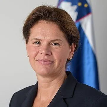 »Zelo verjetno se tudi ne bomo mogli izogniti ukrepom investiranja v tujini s slovenskimi sredstvi, če ne bomo drastično spremenili umeščanja projektov OVE v prostor,« svari ministrica za infrastrukturo<strong> Alenka Bratušek</strong>. F