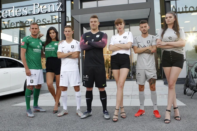 V družbi privlačnih manekenk so Marko Putinčanin (levo), Stefan Savić, Nejc Vidmar in Asmir Suljić predstavili nove drese, zelenega, belega, črnega (za vratarje) in sivega. FOTO: Mavric Pivk/Delo