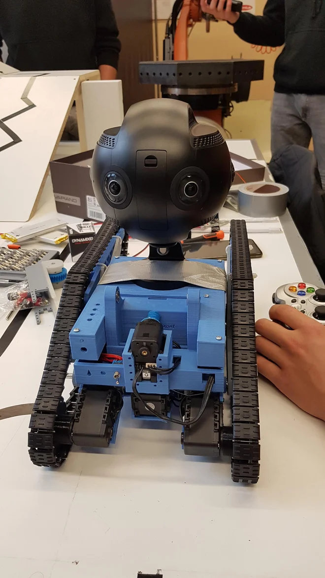 Cilj je zasnovati robota, ki bi lahko pomagal v resničnih kriznih situacijah resničnim ljudem v stiski. FOTO: Matej Veber