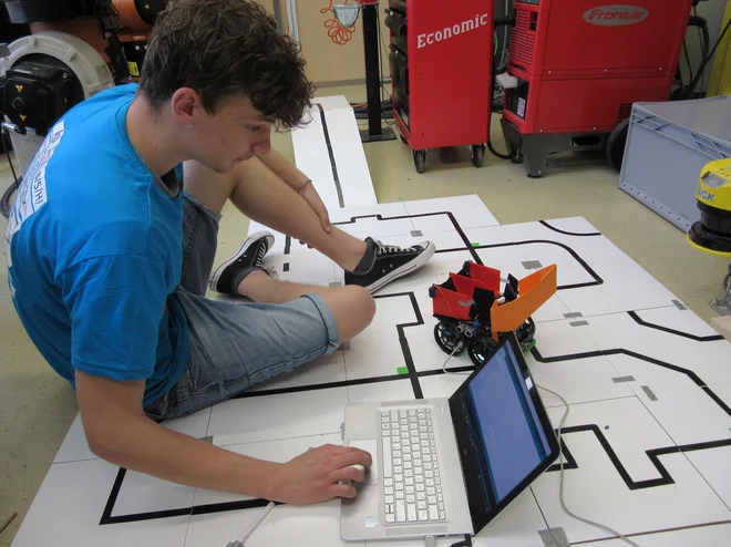 Veliko dela, če ne največ, imajo programerji. FOTO: Špela Kuralt/Delo