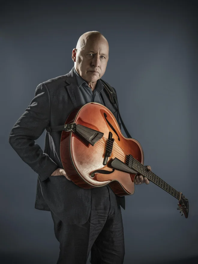 Mark Knopfler, veličasten mojster uglajenega igranja kitare.<br />
Foto: Derek Hudson