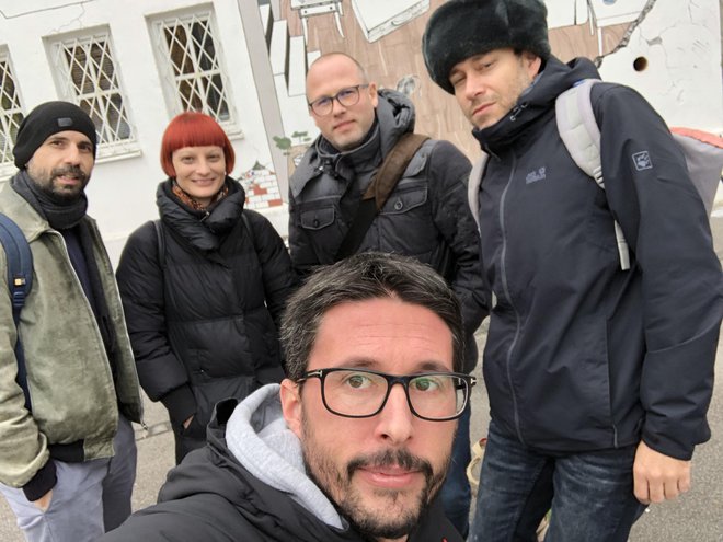 Selfi programskega odbora <em>Celje Fokus 2019</em> (z leve): Miha Colner, Jasna Jernejšek, Matej Gorjup, Matija Plevnik in spredaj Jaka Babnik. FOTO: Jaka Babnik