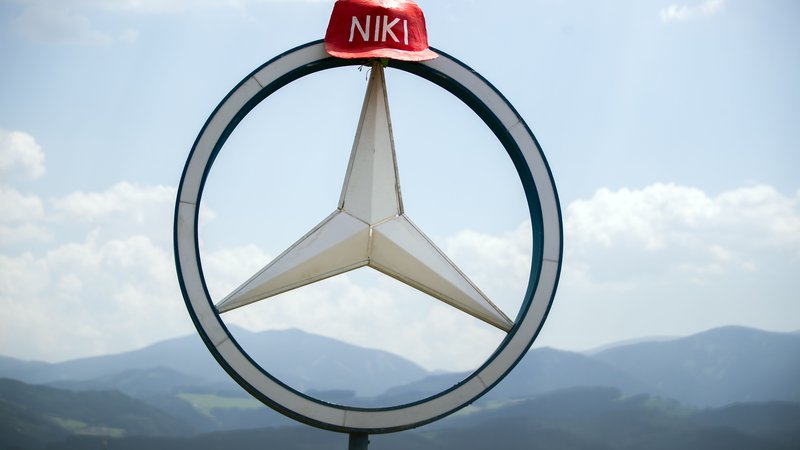 Fotografija: Navijači so v spomin na Nikija Laudo obesili na Mercedesov znak rdečo čepico z Nikijevim imenom. FOTO: AFP