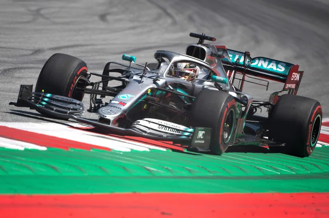 Na uvodnem prostem treningu v Spielbergu je bil najhitrejši Lewis Hamilton. FOTO: AFP