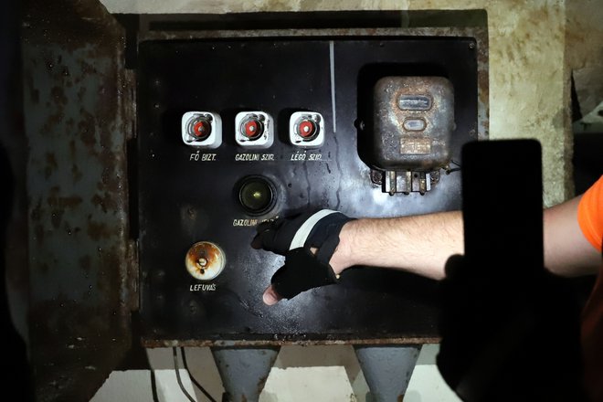 Električni razdelilec in števec v bunkerju. FOTO: Dušan Dundek