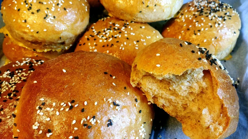 Fotografija: Poletov recept: Brioš, štručka za burger. FOTO: Tanja Drinovec