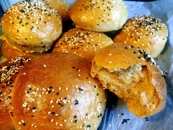 Poletov recept:&nbsp;Brioš, štručka za burger. FOTO: Tanja Drinovec