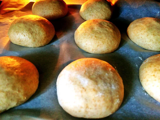 Poletov recept: Brioš, štručka za burger. FOTO: Tanja Drinovec