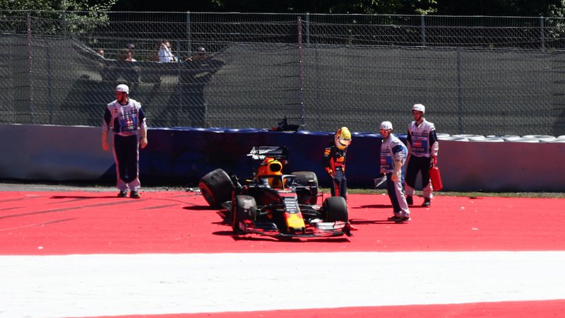 Fotografija: Ob Mercedesovem asu Valtteriju Bottasu je svoj dirkalnik včeraj v Spielbergu dodobra razbil tudi Red Bullov zvezdnik Max Verstappen (na fotografiji), ki sicer brani zmago na veliki nagradi Avstrije. FOTO: Reuters