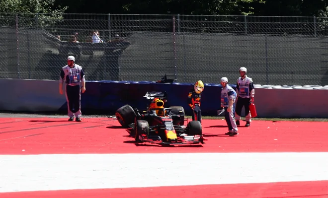 Ob Mercedesovem asu Valtteriju Bottasu je svoj dirkalnik včeraj v Spielbergu dodobra razbil tudi Red Bullov zvezdnik Max Verstappen (na fotografiji), ki sicer brani zmago na veliki nagradi Avstrije. FOTO: Reuters