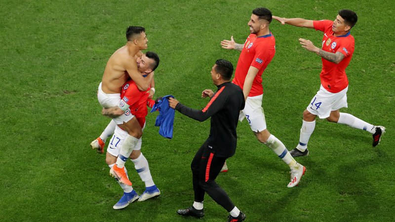 Fotografija: Čile bo polfinalnega tekmeca dobil po sobotnem obračunu med Urugvajem in Perujem v Salvadorju. FOTO: Reuters