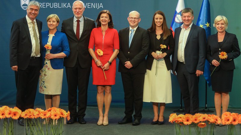 Fotografija: Osmerica slovenskih evropskih poslancev bo jutri prvič sedla v poslanske klopi. V dobro plačane službe bodo peljali tudi svoje asistente, nekateri so jih že izbrali, drugi ne. FOTO: Voranc Vogel