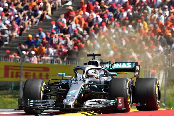 Svetovni prvak Lewis Hamilton je imel v Avstriji kup težav in je bil šele peti. FOTO: Afp